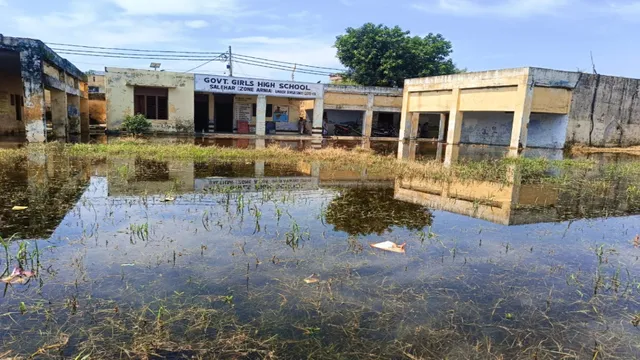 जम्मू: बिश्नाह में बेटियों के स्कूल में पानी ही पानी! बिजली की तारें भी डूबीं, करंट के खतरे के बीच हो रही पढ़ाई

