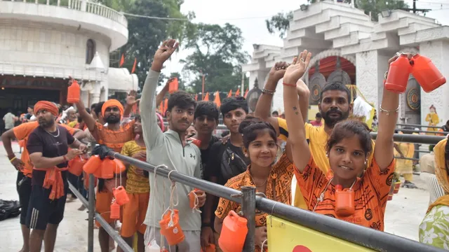 तस्वीरों में देखिए औघड़नाथ और पुरामहादेव मंदिरों में शिवरात्रि पर जलाभिषेक