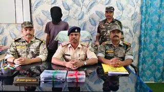 पीएलएफआई कमांडर लालदेव यादव हथियार के साथ गिरफ्तार।