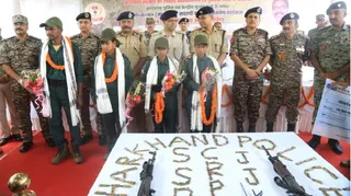 10 लाख रुपये के इनामी जोनल कमेटी सदस्य सालुका कायम समेत चार कुख्यात माओवादियों ने आधिकारिक रूप से सरेंडर कर दिया।