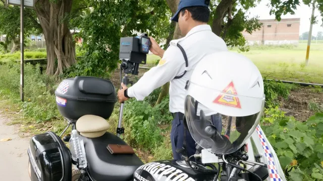 अब हाई स्पीडिंग पर आएगा ई-चालान का SMS, पीलीभीत ट्रैफिक पुलिस को मिली हाईटेक इंटरसेप्टर बाइक
