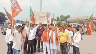 भाजपा कार्यकर्ताओं ने सड़कें जाम कर विरोध प्रदर्शन किया।