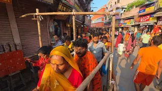 सावन की शिवरात्रि पर काशी पहुंचे शिव भक्त। सावन शिवरात्रि पर काशी विश्वनाथ में उमड़ा आस्था का जनसैलाब लाखों ने किया जलाभिषेक