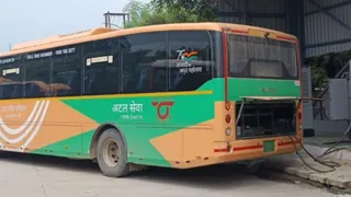 माेरना डिपो पर चार्ज होती ई-बस, यहां से कुछ दूरी पर है सीएनजी पंप। जागरण