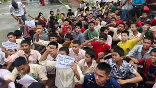 एकलव्य माडर्न आवासीय विद्यालय में अपनी मांगों को लेकर धरना-प्रदर्शन करते छात्र।