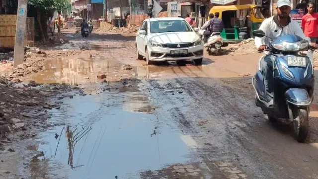 लोनी में सीवर लाइन बिछाने के बाद सड़कें बदहाल, बारिश में बढ़ी मुसीबत
