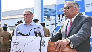 टाटा स्टील के कार्यक्रम में एन चंद्रशेखरन और टीवी नरेंद्रन। (फोटो: फाइल)