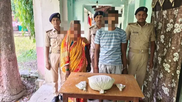 पश्चिम चंपारण में किराना दुकान में गांजा और स्मैक की पुड़िया बेचते मां- बेटा गिरफ्तार
