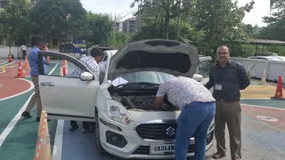 एआरटीओ कार्यलय पहुंची एक ही नंबर की दो कार।