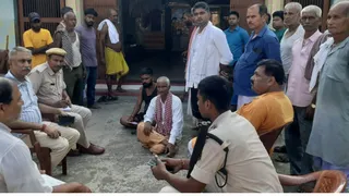 दरभंगा के राघोपुर श्रीराम जानकी मंदिर में चोरी के बाद ग्रामीणों ने पूछताछ करती पुलिस। जागरण।