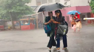 बारिश का आनंद लेतीं छात्राएं। (फाइल फोटो)