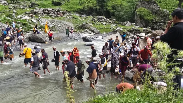 लाहुल के आराध्य देवता राजा घेपन वापस जाते हुए। जागरण