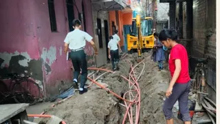 खोड़ा में डाले जा रहे पानी के पानी। सौ. सुधी पाठक