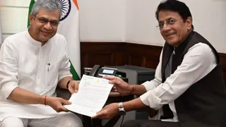 रेल मंत्री अश्वनी वैष्णव को पत्र सौंपते सांसद अरुण गोविल।