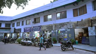 खान मार्केट की दुकानों के बाहर से एनडीएमसी द्वारा हटाये गये साइनेज। जागरण