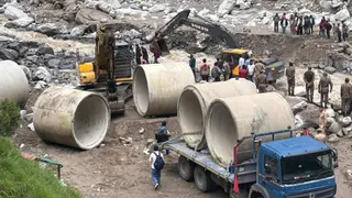 ज्योतिर्मठ नीती हाईवे तमक नाले में ह्यूम पाइप डालकर अस्थाई मोटर मार्ग बनाने का कार्य करते हुए। सूवि