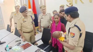 बच्चा बरामद होने के बाद मां को सौंपती गाजियाबाद पुलिस। फोटो: आर्काइव