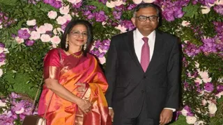 टाटा संस के चेयरमैन एन. चंद्रशेखरन अपनी वाइफ के साथ। (फोटो: फाइल)