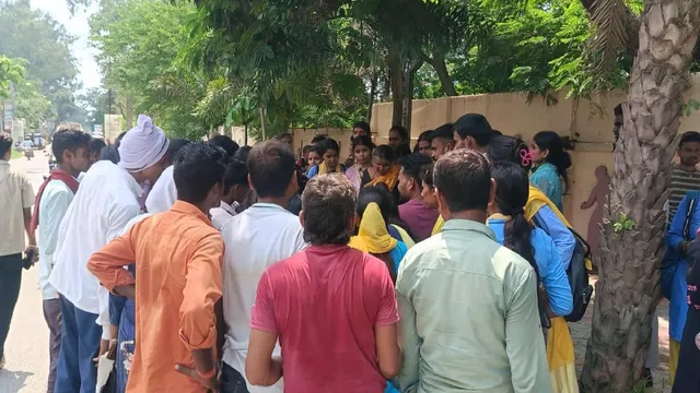 सड़क के बीच बैठी युवती, माता-पिता के साथ जाने से किया इनकार; पलामू में प्रेम प्रसंग को लेकर हाई-वोल्टेज ड्रामा
