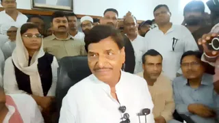 आजम खान से मिलने के बाद प्रेसवार्ता करते शिवपाल यादव