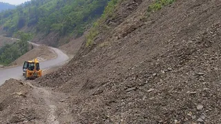 मलघाट के पास मलबा आने से मार्ग बंद। फाइल फोटो