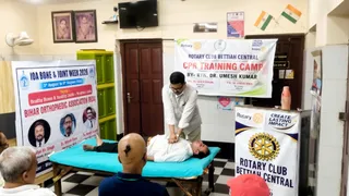 सीपीआर की विधि की बताते डॉ. उमेश कुमार। जागरण
