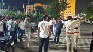 स्टेडियम में पहुंची पुलिस। (जागरण)