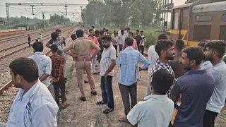 सिंभावली रेलवे स्टेशन पर मालगाड़ी पर चढ़े युवक की हाईटेंशन लाइन से मौत।