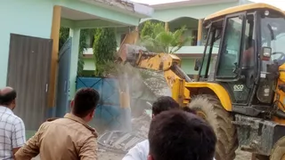 अवैध निर्माण पर चलता बुलडोजर