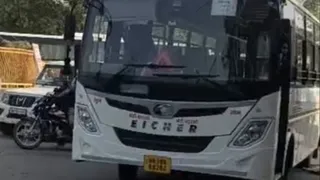 इसी बस के नीचे आकर युवक की मौत हुई है।