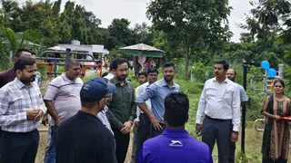 समाहरणालय में अप्पू पार्क का उद्घाटन करने के बाद जायजा लेते डीएम। फोटो सौ. पीआरडी