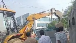 नोएडा प्राधिकरण के वर्क सर्किल सात ने इलाबास गांव में भूमाफिया द्वारा अवैध रूप से काटी जा रही कॉलोनी को ध्वस्त कर दिया।