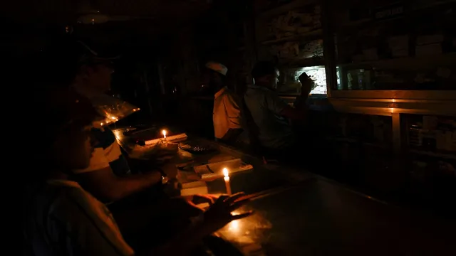 बांग्लादेश में बिजली संकट गहराया: पूरे देश में मॉल और दुकानें रात 8 बजे तक ही खुलेंगी, बिलबोर्ड बंद करने के आदेश