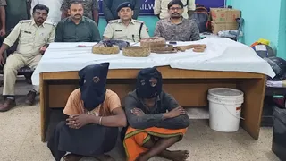 पांच सांपों के साथ दो व्यक्ति हिरासत में, दो रेड सैंड बोआ और तीन चश्माधारी नाग बरामद।