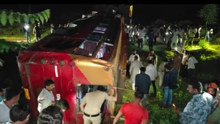 राजगढ़ में बस पलटी।