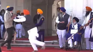 श्री हरिमंदिर साहिब में हुए हमले की पुरानी तस्वीर।