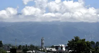 लगातार हो रही वर्षा के बाद बुधवार को जब मौसम खुला तो आसमान नीला नजर आया और पहाड़ों के ऊपर बादल ही बादल नजर आए। जागरण