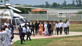 मुख्यमंत्री योगी आदित्यनाथ अयोध्या पहुंचे राम कथा पार्क के निकट हेलीपैड पर उतरा उनका हेलीकॉप्टर