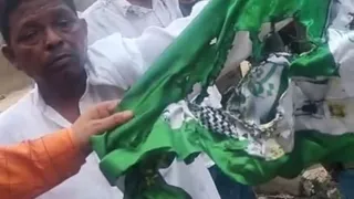 हरा झंडा, पुलिस के पहुंचने से पहले जला दिया गया।