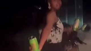 वृंदावन में अपने साथी को बीयर कैन देती युवती। पहचान छिपाने के लिए फोटो ब्लर है।