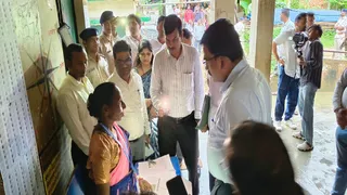 मतदान केंद्र पर ड्राफ्ट मतदाता सूची का निरीक्षण करते मुख्य निर्वाचन पदाधिकारी के रवि कुमार। (फाइल फोटो)