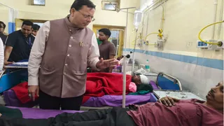मुख्यमंत्री पुष्कर सिंह धामी ने जिला अस्पताल जाकर घायलों से मुलाकात की।