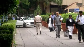 धमकी के बाद हाई कोर्ट में जांच करने पहुंची पुलिस टीम। एएनआई