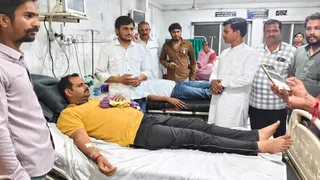 अस्पताल में भर्ती घायल कार्यकता।