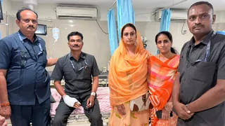 इंस्पेक्टर संतोष केंद्रे से मिलने अस्पताल पहुंचीं हरसिमरत कौर (सौ. सोशल मीडिया)
