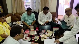 राजस्व अधिकारी के घर कार्रवाई करती लोकायुक्त की टीम।