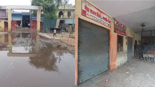 नवीन फल-सब्जी मंडी में हुआ जलभराव और हड़ताल के कारण बंद पड़ी दुकानें। जागरण