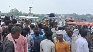 बक्सर में वीर कुंवर सिंह सेतु पर लगी भीड़। जागरण