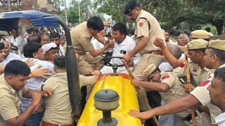 हांसी में प्रदर्शनकारी और पुलिसकर्मियों के बीच भिड़ंत (जागरण)