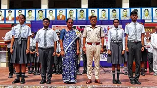 डीएवी कोयला नगर में छात्र परिषद पद अलंकरण एवं शपथ ग्रहण समारोह में एसएसपी प्रभात कुमार, प्राचार्या डोलन चंपा बनर्जी और छात्र-छात्रा। (फोटो साैजन्य)